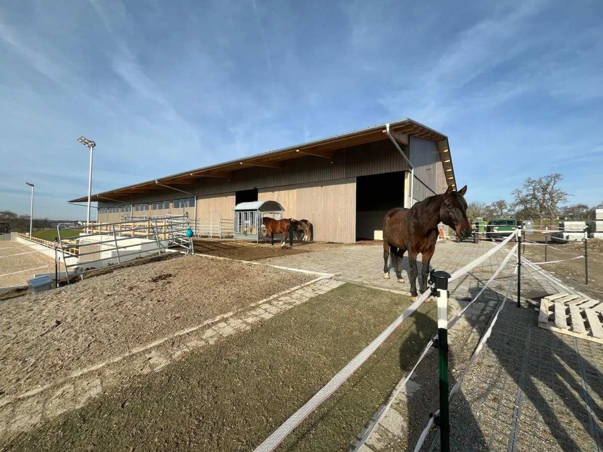 Offenstall Außenansicht